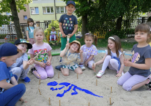 Dzieci w piaskownicy odnalazły szkielet dinozaura.