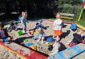 Dzieci podczas zabawy w piaskownicy.