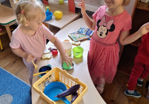 Ala i Lenka bawią się w kąciku kuchennym.