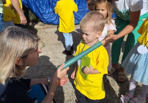 Pani Dyrektor pasuje Jasia na przedszkolaka.