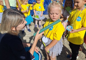 Pani Dyrektor pasuje Zuzię na przedszkolaka.