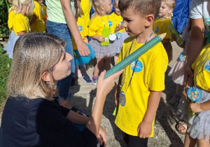 Pani Dyrektor pasuje Karolka na przedszkolaka.