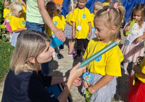 Pani Dyrektor pasuje Oliwkę na przedszkolaka.