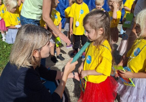 Pani Dyrektor pasuje Michalinkę na przedszkolaka.