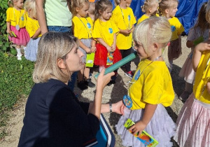 Pani Dyrektor pasuje Asię na przedszkolaka.