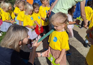 Pani Dyrektor pasuje Gabrysię na przedszkolaka.