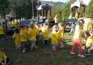 Dzieci bawią się tańcząc w parach.