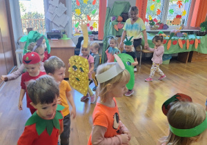 Dzieci uczestniczą w pląsach i zabawach tanecznych.
