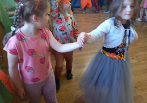 Jagoda i Kasia tańczą poloneza