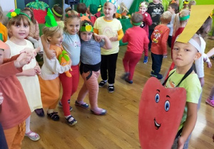 Dzieci w przebraniach owoców i warzyw
