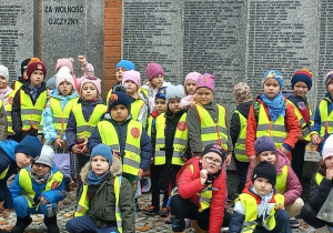 Przedszkolaki przed grobem Bohaterów poległych za wolność naszego kraju