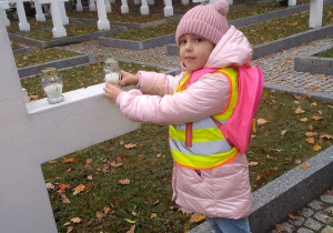 Pola stawia znicz na krzyżu