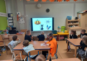 dzieci oglądają filmik edukacyjny na temat Halloween