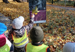 Dzieci pozują przy tabliczce upamiętniającej Wituszyńskiego