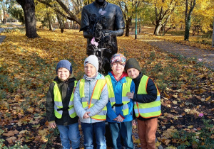 Dzieci pozują do zdjęcia przy pomniku Wituszyńskiego