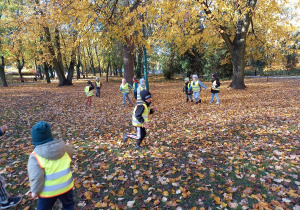 Dzieci bawią się w berka w parku