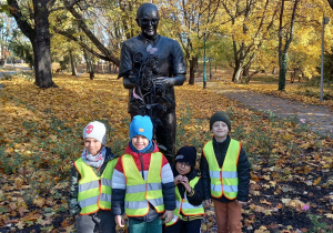 Dzieci pozują przy pomniku Wituszyńskiego
