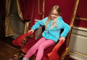 Maja siedzi na tronie