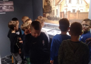 Chłopcy oglądają stare zdjęcie Kościoła Ewangelickiego w Kutnie
