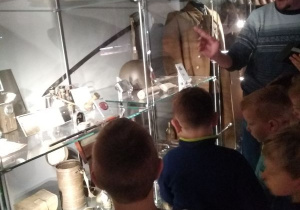 Dzieci oglądają jedną z ekspozycji muzealnych