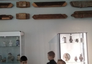 Chłopcy podczas zwiedzania jednej z sal muzealnych
