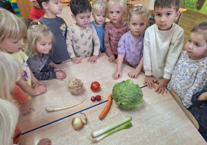 Dzieci poznają warzywa.