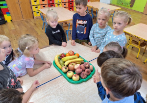 Dzieci poznają owoce.
