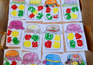 "Przetwory owocowe" - prace wykonane przez dzieci.