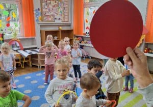 Zabawa ruchowa "Zielone - jedź, czerwone - stój!".