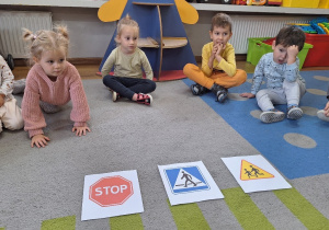 Dzieci poznają znaki drogowe.