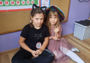 Dziewczynki prezentują swoje bajkowe stroje