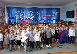 Dzieci stoją na baczność podczas śpiewania hymnu