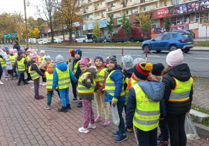 Buziaki i Figielki ruszają na cmentarz z przedszkola