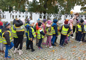 Przedszkolaki przed grobami Bohaterów poległych za naszą wolność