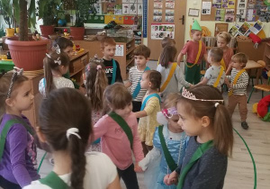 Dzieci tańczą w kołeczkach do piosenki "Witajcie w naszej bajce".