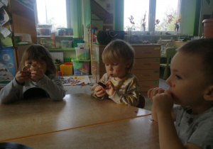 Dzieci jedzą pierniki.