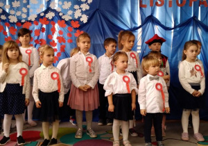 Dzieci podczas wspólnego śpiewania piosenki "Polska to mój kraj".