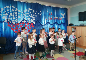 Dzieci śpiewają piosenkę "Polska to mój kraj".
