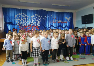 Dzieci wspólnie śpiewają hymn.