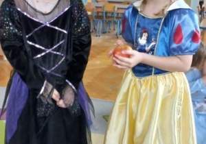 Zabawa w teatr - Maja w roli czarownicy daje jabłko Klarze - Królewnie Śnieżce