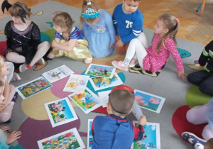 Dzieci opowiadają o swoich ulubionych bajkach spośród bajek przedstawionych na obrazkach
