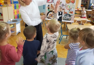 Pani Beata omawia ilustrację wraz z grupą dzieci