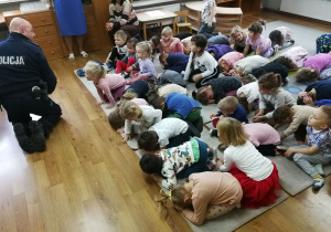 Dzieci ćwiczą pozycję żółwia.