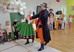 Para w stroju łowickim tańczy poloneza.