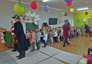 Dzieci patrząc na tancerzy zaczynają tańczyć poloneza.