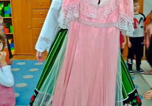 Tancerka prezentuje damski strój Księstwa Warszawskiego.
