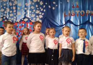 Dzieci śpiewają piosenkę "Biało-czerwona"