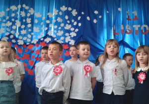 Dzieci śpiewają piosenkę "Symbole"