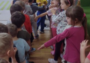 Dzieci próbują swoich pierwszych kroków poloneza.