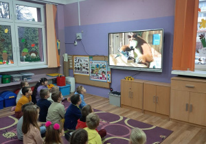 Dzieci oglądają bajkę "Masza i niedźwiedź" w języku angielskim